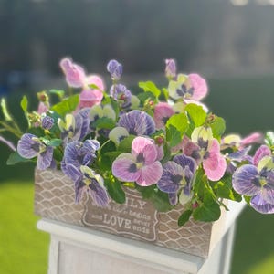 Seiden-Stiefmütterchen im Holztopf | Spring Home Decor & Geschenk - Realistische Seidenblumen, zartes Lila, Rosa, 40 cm, Wartungsfrei, perfekt