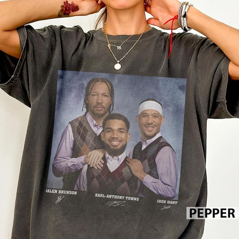 Maglietta da basket Jalen Brunson Josh Hart Anthony Towns, maglietta New York Step Bros, divertente regalo di Natale unisex per il basket immagine 1