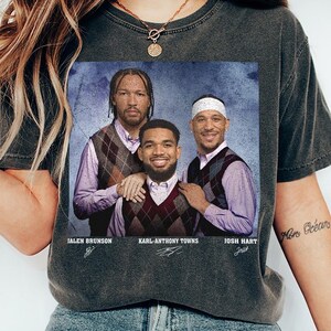 Maglietta da basket Jalen Brunson Josh Hart Anthony Towns, maglietta New York Step Bros, divertente regalo di Natale unisex per il basket immagine 4