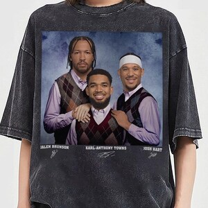 Maglietta da basket Jalen Brunson Josh Hart Anthony Towns, maglietta New York Step Bros, divertente regalo di Natale unisex per il basket immagine 3