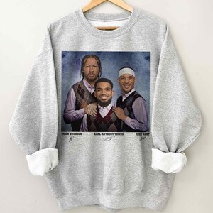 Maglietta da basket Jalen Brunson Josh Hart Anthony Towns, maglietta New York Step Bros, divertente regalo di Natale unisex per il basket immagine 2