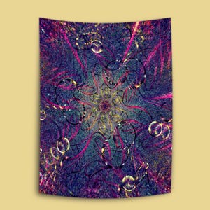 Puede incluir: Tapiz de pared abstracto con un diseño vibrante y arremolinado. La obra de arte presenta un fondo azul oscuro con vetas rosas, amarillas y negras. El diseño tiene un patrón radial con elementos circulares y lineales.