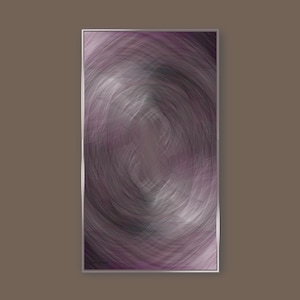 Op de afbeelding: Abstract schilderij in tinten van paars en grijs met een draaiende, textuurpatroon. Het schilderij is ingelijst in een zilveren lijst.