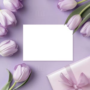 Mockup de cartão-presente de 7 x 5 polegadas em fundo de tulipa | Modelo JPG e PSD editável | Camada inteligente PSD personalizada