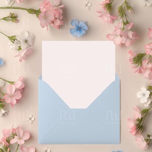 Cartão de felicitação com maquete de envelope | Modelo JPG e PSD editável | Camada inteligente PSD personalizada
