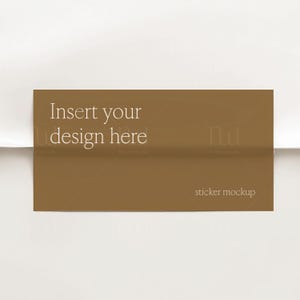 Op de afbeelding: Een bruine rechthoekige sticker mockup met de tekst "Voeg uw ontwerp hier in" en "sticker mockup" in witte tekst.