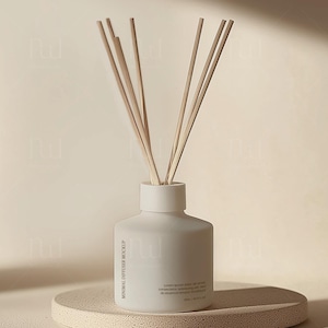 Könnte beinhalten: Eine weiße, minimalistische Diffusorflasche mit Stäbchen, auf einem runden, strukturierten, hellfarbigen Stein. Die Flasche hat einen zylindrischen Hals und einen abgerundeten Körper. Der Text "MINIMAL DIFFUSER MOCKUP" ist vertikal auf der Seite aufgedruckt.