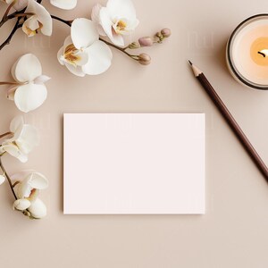 Cartão de Dia das Mães com Mockups de Envelope em Fundo Cravo | Modelo Editável em JPG e PSD | Camada Inteligente em PSD Personalizada