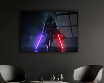 Puede incluir: Una obra de arte enmarcada que representa una figura con capucha sosteniendo un sable de luz rojo y púrpura. La obra de arte se exhibe en una pared negra sobre una mesa pequeña y dos sillas. La imagen tiene un tema futurista y de ciencia ficción.