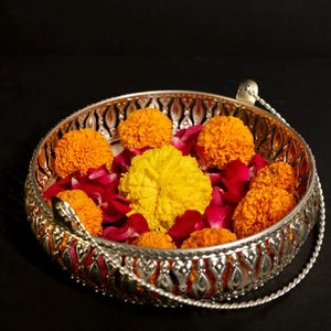 Ronde Duitse zilveren bloemenmand | Poojamand met handvat | Dolchimand voor puja metalen poojamand/Pooja Dalia retourcadeau woondecoratie