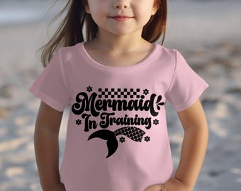 Camiseta de sirena en entrenamiento, regalo divertido de sirena, camiseta de sirena bonita, camiseta con gráfico de cola de sirena, ropa de playa, amante del océano, ropa de sirena