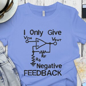 Puede incluir: Una camiseta azul claro con un gráfico negro de un circuito amplificador operacional con el texto "I Only Give Negative Feedback".