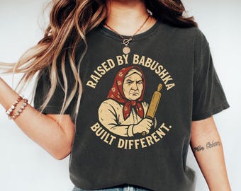 Camiseta "Criado por Babushka", Camiseta divertida de abuela rusa, Camiseta "Hecho diferente", Camiseta de humor eslavo, Camiseta con meme de Babushka, Regalo para un ruso