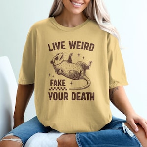 Shirt Live Weird Fake Your Death, grappig shirt opossum, T-shirt met dierlijke humor, shirt sarcastische opossum, cadeau minnaar, retro opossumontwerp