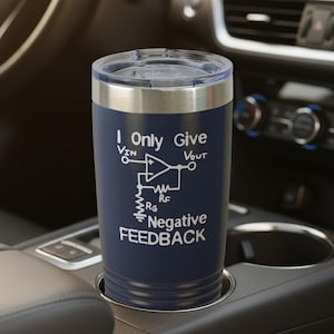 Könnte beinhalten: Ein dunkelblauer Isolierbecher mit transparentem Deckel, der ein weißes Schaltbild eines Operationsverstärkers und den Text "I Only Give Negative FEEDBACK" auf der Vorderseite des zylindrischen Metallbehälters aufgedruckt hat.