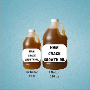 以下が含まれることがあります： 白いラベルが付いた、Hair Crack Growth Oilの茶色のプラスチック製ジャグが2つ。小さいジャグには1/2 Gallon、64 ozと記載。大きいジャグには1 Gallon、128 ozと記載。どちらも白いキャップとハンドルが付いています。