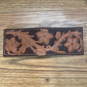 Cartera plegable occidental de dos tonos hecha a mano. Cartera con herramientas florales estilo vaquero.