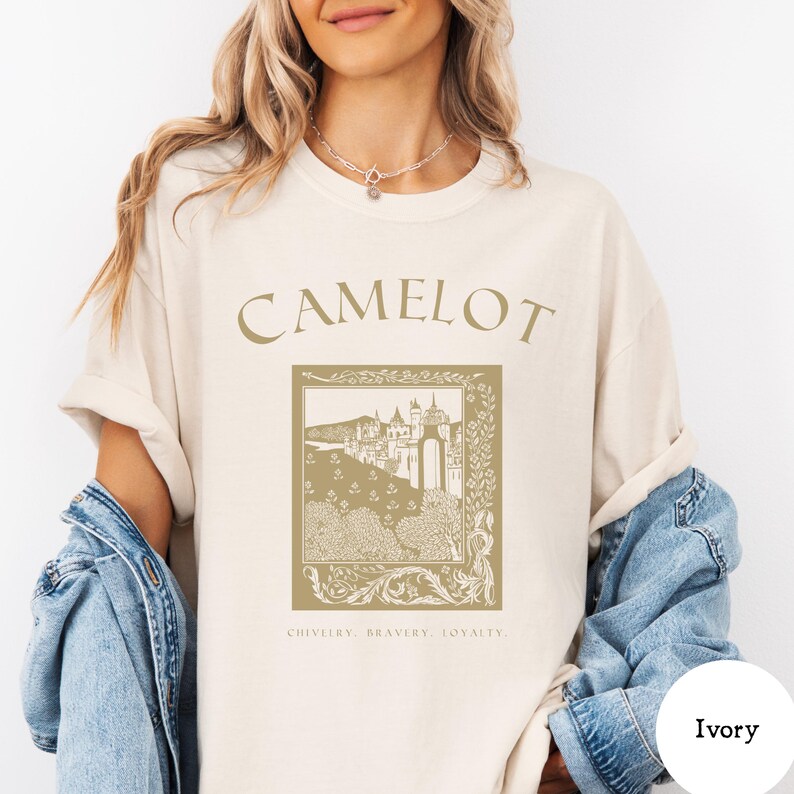 Camelot Castlecore King Arthur Shirt, Knights of the Round Table, Guinevere, Medievalcore, Merlin, Medieval Aesthetic Shirt, Comfort Colors imagem 3