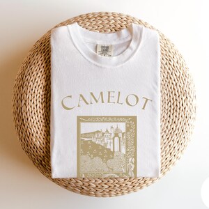 Camelot Castlecore King Arthur Shirt, Knights of the Round Table, Guinevere, Medievalcore, Merlin, Medieval Aesthetic Shirt, Comfort Colors imagem 4