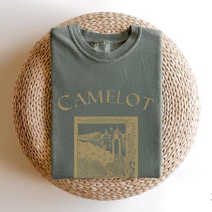 Camelot Castlecore King Arthur Shirt, Knights of the Round Table, Guinevere, Medievalcore, Merlin, Medieval Aesthetic Shirt, Comfort Colors imagem 5