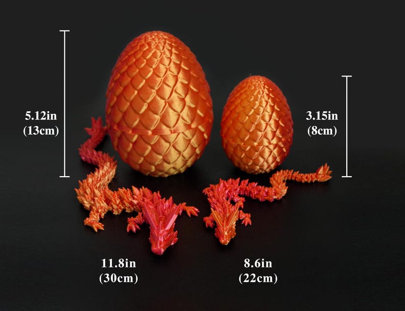 Pu&ograve; includere: Due uova di drago arancioni, una alta 13 cm e l'altra alta 8 cm, con figure di drago abbinate. Il drago pi&ugrave; grande &egrave; lungo 30 cm e il pi&ugrave; piccolo 22 cm. Le uova hanno una superficie strutturata e squamosa.