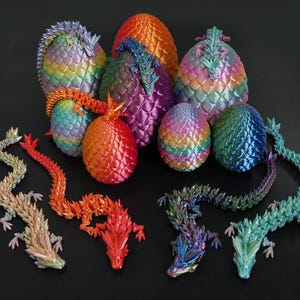Pu&ograve; includere: Una collezione di uova e draghi colorati. Le uova presentano una texture a scaglie e variano dall'arancione al viola e al blu. I draghi sono in tonalit&agrave; di rosso, arancione e verde, su sfondo nero.