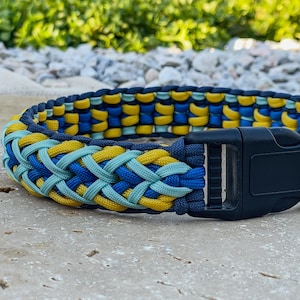 DiscoDazzle - Geflochtenes Hundehalsband handgemacht aus Paracord mit Schnellverschluss in Blaugelbtönen, wasserfest, vegan, anpassbar