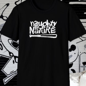 Könnte beinhalten: Schwarzes T-Shirt mit dem weißen Schriftzug "naughty by Nature" und einer Baseballschläger-Grafik. Das Design befindet sich mittig auf der Vorderseite des T-Shirts. Das T-Shirt hat einen Rundhalsausschnitt.