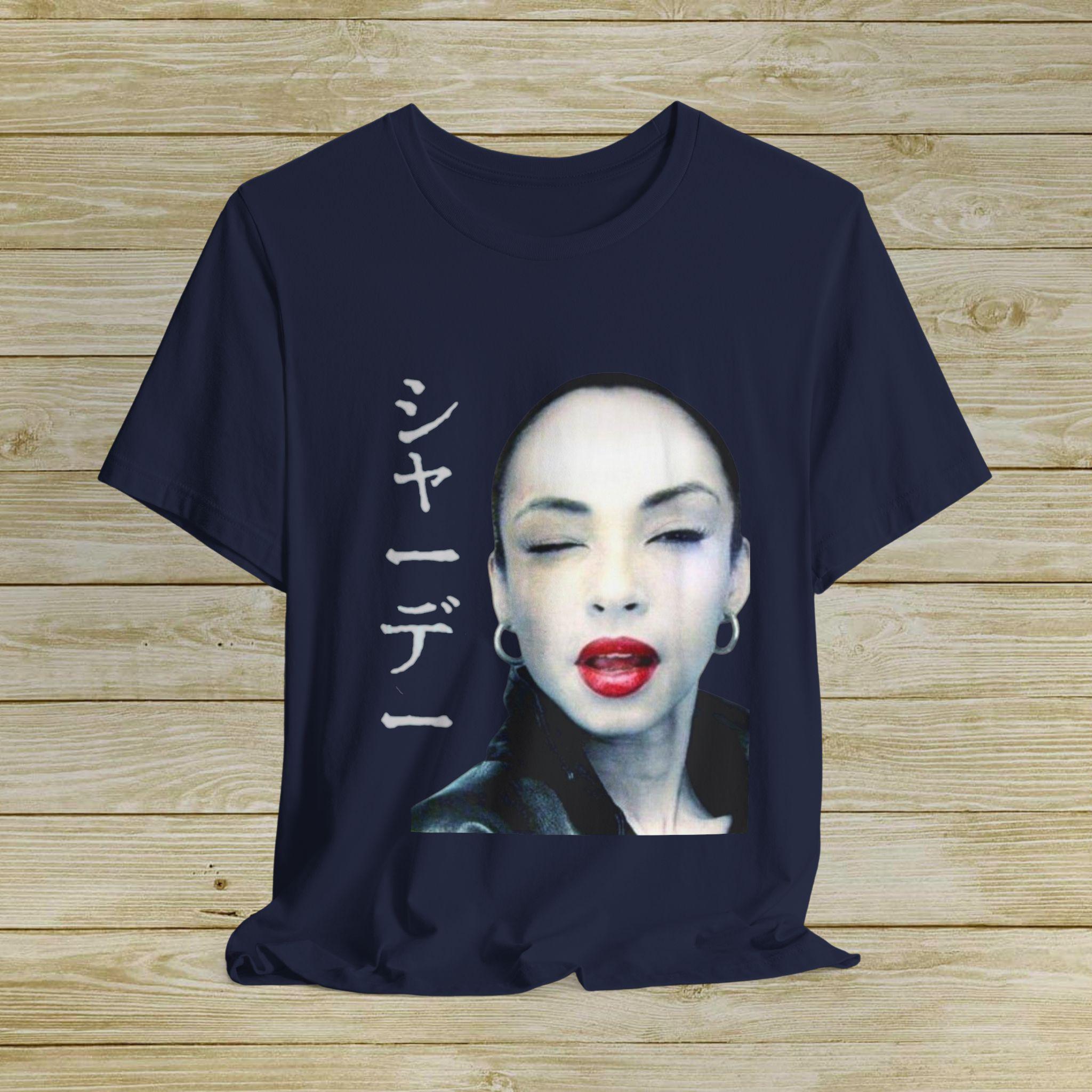 【新品】thePOPMAG SADE ADU（シャーデー）グラフィックTee／M 新品】thePOPMAG SADE ADU（シャーデー）グラフィックTee／M