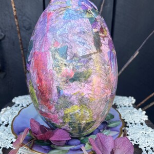Large Painted Easter Egg, Easter Table Decoration, Decorated Egg, Handmade, Floral Easter Egg, Shabby Chic Decor , Butterflies, Flowers imagem 4
