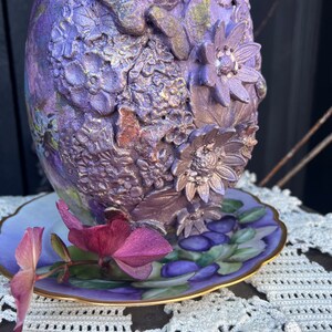 Large Painted Easter Egg, Easter Table Decoration, Decorated Egg, Handmade, Floral Easter Egg, Shabby Chic Decor , Butterflies, Flowers imagem 2