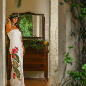 Strapless Hawaiian Beach Wedding Dress image 4