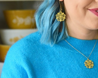 Boucles d'oreilles pendantes en pyrex d'inspiration rétro vintage fleur papillon motif doré