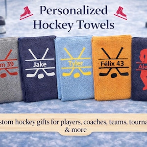Puede incluir: Cinco toallas de hockey personalizadas en gris, azul marino, azul claro, naranja y azul marino oscuro. Cada toalla presenta un diseño de palo de hockey y un nombre o nombre de equipo. El texto "Toallas de Hockey Personalizadas" está en la parte superior.