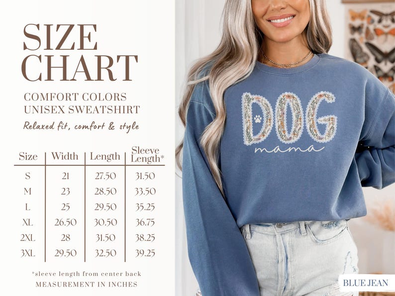 K&ouml;nnte beinhalten: Blaues Unisex-Sweatshirt mit "DOG mama"-Text in floralem Design. Die Gr&ouml;&szlig;entabelle zeigt die Ma&szlig;e in Zoll. Entspannte Passform, Komfort und Stil.