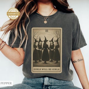 Vintage Girls Will Be Girls Shirt Carte de tarot de sorcière Couleurs de confort Amusant Cadeau d'Halloween Les femmes résistent aux sorcières Sweat féministe Chemise féministe