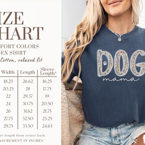 K&ouml;nnte beinhalten: Ein denimblaues Unisex-Shirt mit dem Schriftzug "DOG mama" in einem floralen Design. Das Shirt ist aus 100 % Baumwolle und hat eine entspannte Passform. Eine Gr&ouml;&szlig;entabelle mit Ma&szlig;en in Zoll f&uuml;r Breite, L&auml;nge und &Auml;rmell&auml;nge ist enthalten.