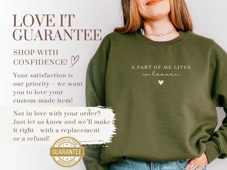 Op de afbeelding: Een groen sweatshirt met de tekst "A part of me lives in heaven" en een klein hartje. De tekst is wit en het hartje is roze. Het sweatshirt wordt gedragen door iemand die een blauwe jeans draagt.