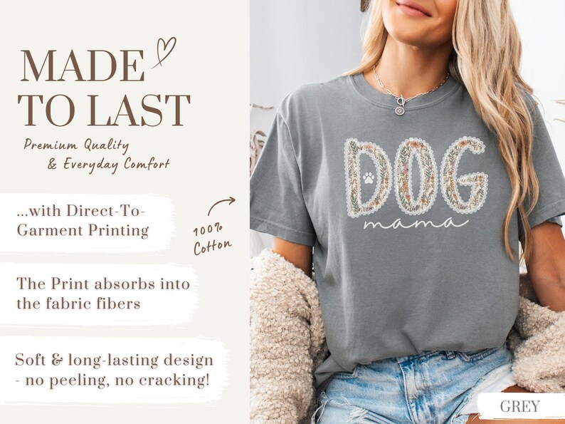 K&ouml;nnte beinhalten: Ein graues T-Shirt mit den Worten "DOG mama" in einem floralen Design. Das Shirt besteht aus 100 % Baumwolle und verf&uuml;gt &uuml;ber einen Direktdruck f&uuml;r ein weiches, langlebiges Design. Der Text "MADE TO LAST" ist ebenfalls sichtbar.