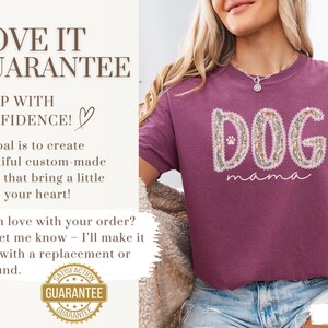 K&ouml;nnte beinhalten: Beerenfarbenes T-Shirt mit dem Text "DOG mama" in einem floralen Design. Das Shirt hat einen Rundhalsausschnitt und kurze &Auml;rmel. Das Bild enth&auml;lt auch den Text "LOVE IT GUARANTEE".