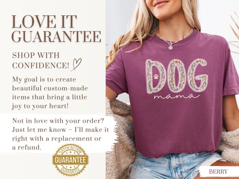 K&ouml;nnte beinhalten: Beerenfarbenes T-Shirt mit dem Text "DOG mama" in einem floralen Design. Das Shirt hat einen Rundhalsausschnitt und kurze &Auml;rmel. Das Bild enth&auml;lt auch den Text "LOVE IT GUARANTEE".