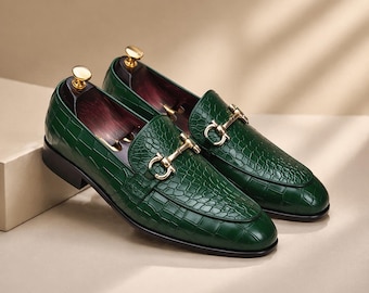 Mocasines de cuero verde repujado hechos a mano para hombre, zapatos de lujo sin cordones con detalle de estribo.