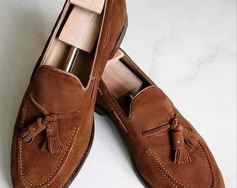 Mocassins pour hommes en daim marron à pampilles, chaussures habillées classiques à enfiler faites main.