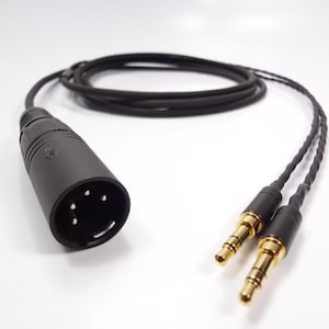 Puede incluir: Una taza de cerámica blanca con asa negra y el texto "But First, Coffee" en negrita negra. La taza se encuentra sobre un fondo neutro, resaltando su diseño sencillo.