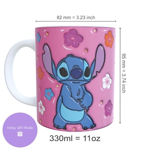 Op de afbeelding: Een roze keramische mok met het personage Stitch van Lilo & Stitch, met een wit handvat. De mok heeft een blauw Stitch-ontwerp met bloemaccenten. De mok is 9,5 cm hoog en 8,2 cm breed, met een inhoud van 330 ml.