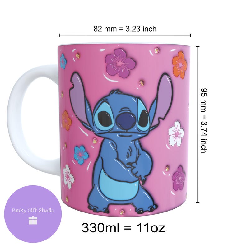 Op de afbeelding: Een roze keramische mok met het personage Stitch van Lilo & Stitch, met een wit handvat. De mok heeft een blauw Stitch-ontwerp met bloemaccenten. De mok is 9,5 cm hoog en 8,2 cm breed, met een inhoud van 330 ml.