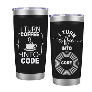 以下が含まれることがあります： 黒い外装と銀色の蓋が付いたステンレス製のタンブラーが2つ。1つのタンブラーには「I turn coffee into code」という文字とコーヒーカップのアイコンが書かれている。もう1つのタンブラーには「I turn coffee into code」という文字とバイナリコードの円が書かれている。