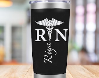 Personalisierter Krankenschwester-Namensbecher 20 Unzen personalisierter Name, RN-Geschenke, Krankenschwester-Anerkennungsgeschenke, kundenspezifische RN-Tasse, Wasserschale für Krankenschwestern