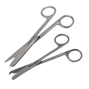 Puede incluir: Dos tijeras quirúrgicas de acero inoxidable con mangos de anillo. Una tijera tiene el nombre "Marcus" grabado en la hoja. La otra tijera tiene el texto "Your Name" grabado en la hoja.