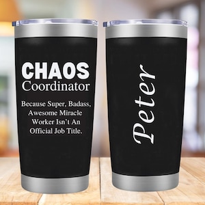 Może przedstawiać: Czarny kubek termiczny ze stali nierdzewnej z napisem "CHAOS Coordinator" i "Peter" w kolorze białym. Kubek ma również napis "Because Super, Badass, Awesome Miracle Worker Isn't An Official Job Title."
